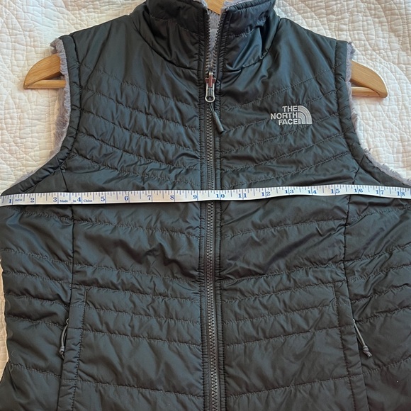 North Face Mossbud Swirl Insulated Reversible Faux Fur Vest Winter Gray Small - Picture 6 of 10